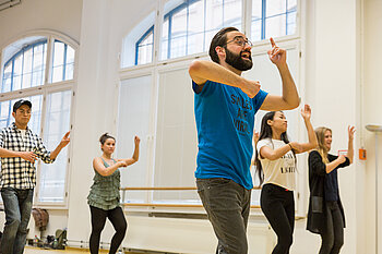 Salsa-Kurs im Sportsaal auf dem Campus Wilhelminenhof