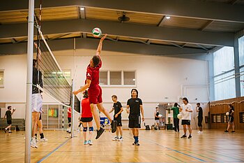 Volleyballspiel in einer Sporthalle