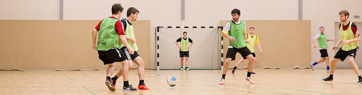 Studierende die Fußball spielen