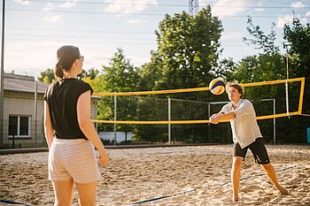 Ein Paar beim Beachvolleyball