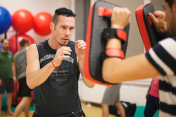 Mann beim Kickboxen