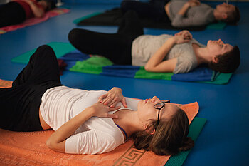 Frauen beim Yoga